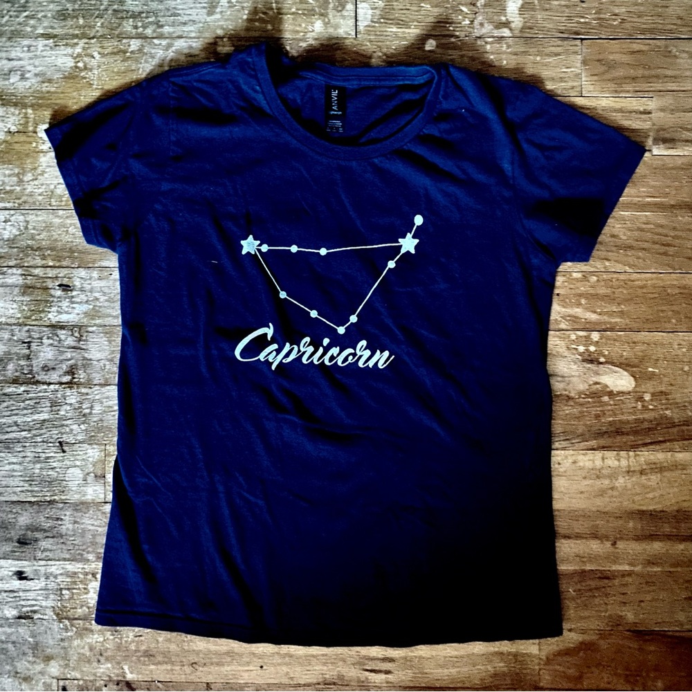 ❗️3/$10 CAPRICORN T-SHIRT ZODIAC CONSTELLATION WHITE NAVY TEE 100% COTTON SM